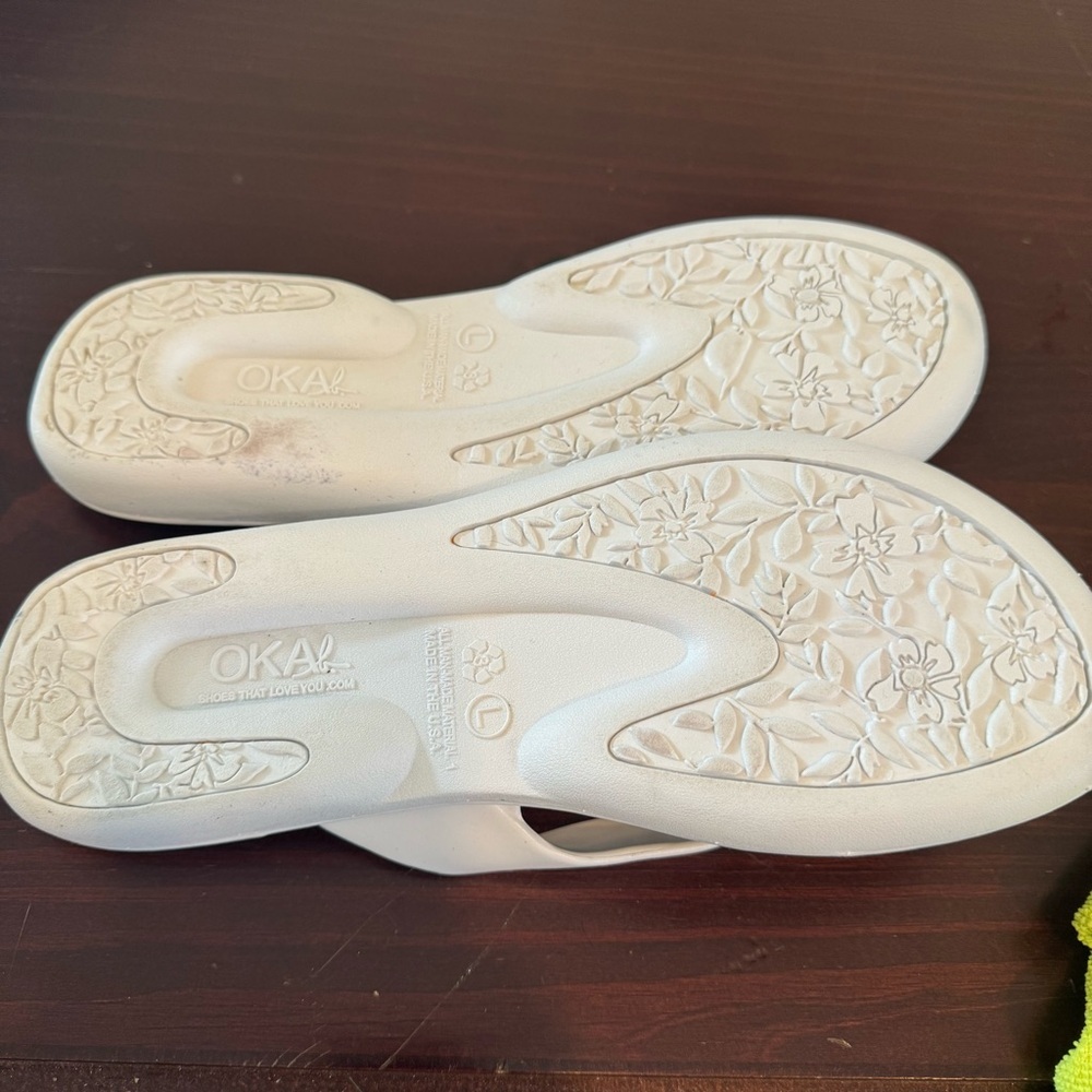 Oka B White Dolphins flip flops size Large (10-11) - Picture 9 of 10